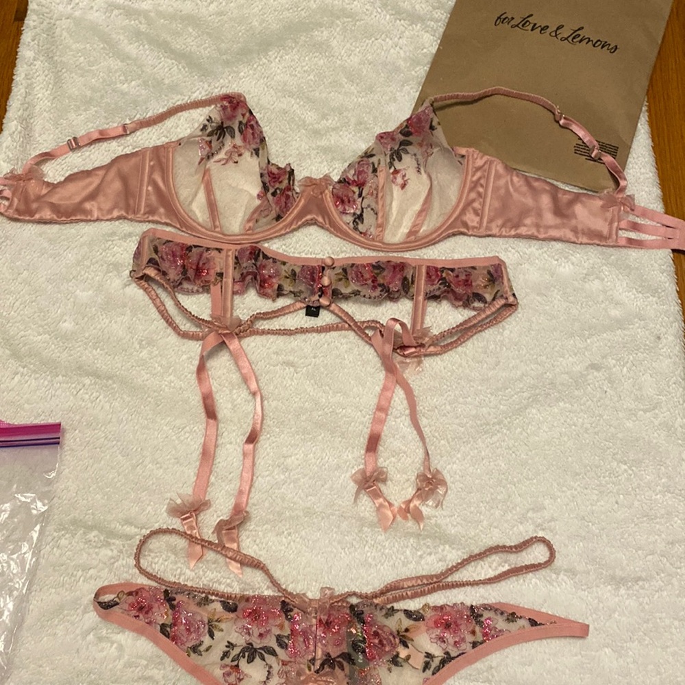 For love and lemons this is a XL bra garter is a XL thong is XL. SET